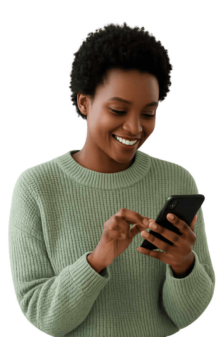 شابّة سوداء مبتسمة تتصفّح هاتفها الذكي، تستخدم تطبيق LivCam للتواصل مع أصدقاء